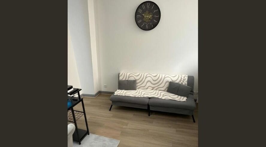 Salon confortable chez Jm'nails55, Bar-le-duc, Grand Est, FR, avec canapé moderne et décoration minimaliste.