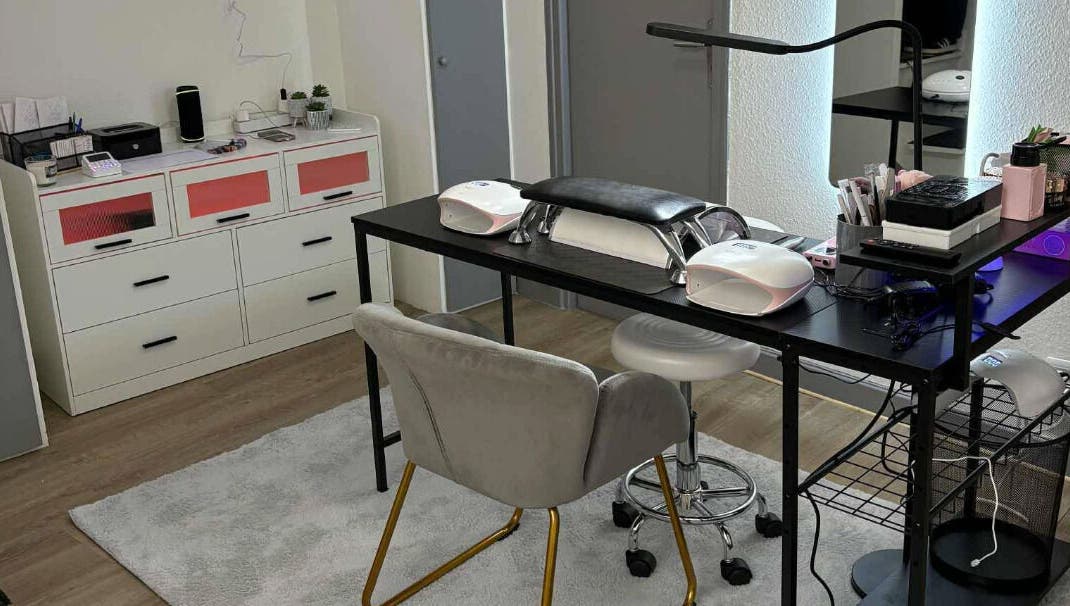 Poste de travail moderne chez Jm'nails55, Bar-le-duc, Grand Est, FR, avec équipements de manucure.