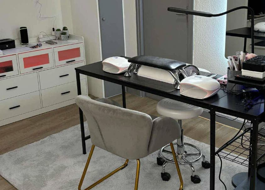 Poste de travail moderne chez Jm'nails55, Bar-le-duc, Grand Est, FR, avec équipements de manucure.