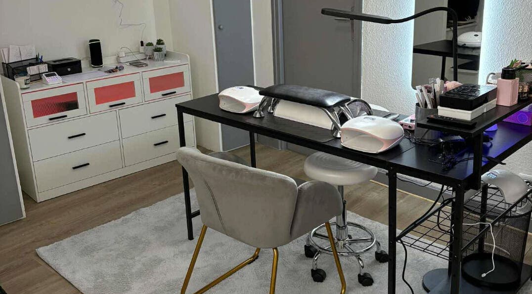 Poste de travail moderne chez Jm'nails55, Bar-le-duc, Grand Est, FR, avec équipements de manucure.