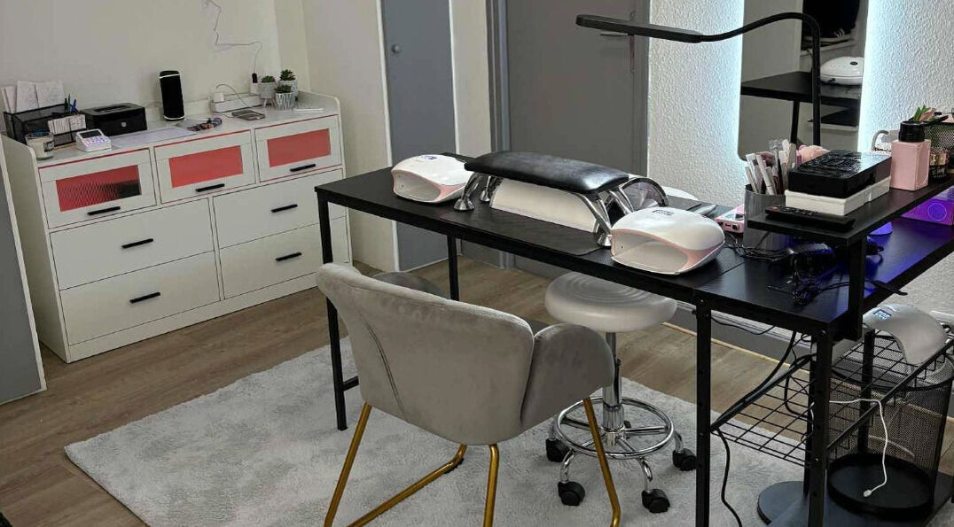 Poste de travail moderne chez Jm'nails55, Bar-le-duc, Grand Est, FR, avec équipements de manucure.