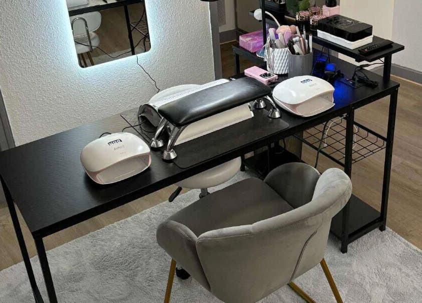 Table de manucure élégante chez Jm'nails55, Bar-le-duc, Grand Est, FR, équipée pour des soins professionnels.
