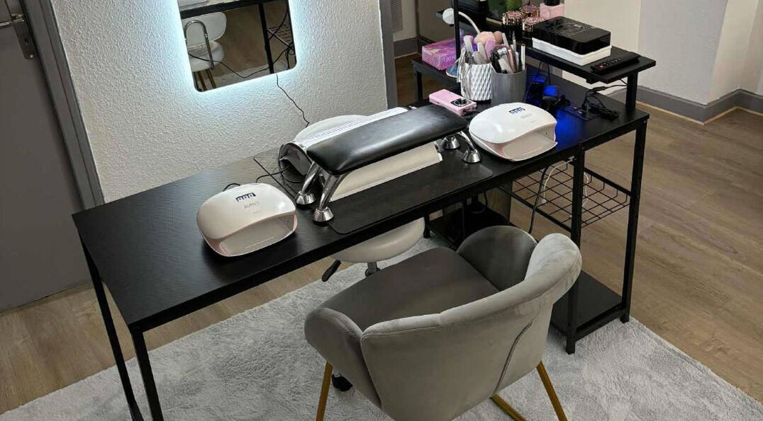 Table de manucure élégante chez Jm'nails55, Bar-le-duc, Grand Est, FR, équipée pour des soins professionnels.