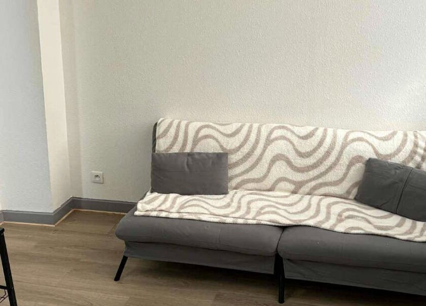 Canapé moderne chez Jm'nails55 à Bar-le-Duc, Grand Est, FR, offrant confort et style accueillant.