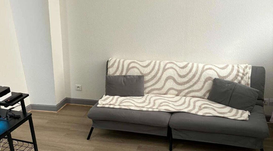 Canapé moderne chez Jm'nails55 à Bar-le-Duc, Grand Est, FR, offrant confort et style accueillant.