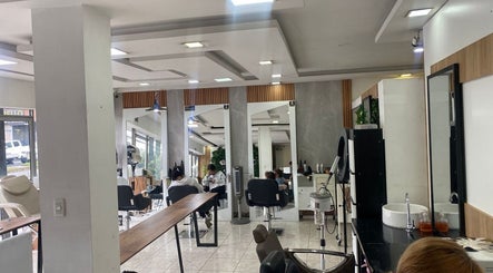 Interior moderno de Blondin Studio en Quito, Pichincha, EC, con estaciones de belleza iluminadas.