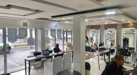 Interiores elegantes de Blondin Studio en Quito, Pichincha, EC, destacando áreas de peinado y relajación.