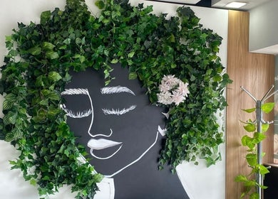 Pared decorada con hojas verdes y una flor en Blondin Studio, Quito, Pichincha, EC.