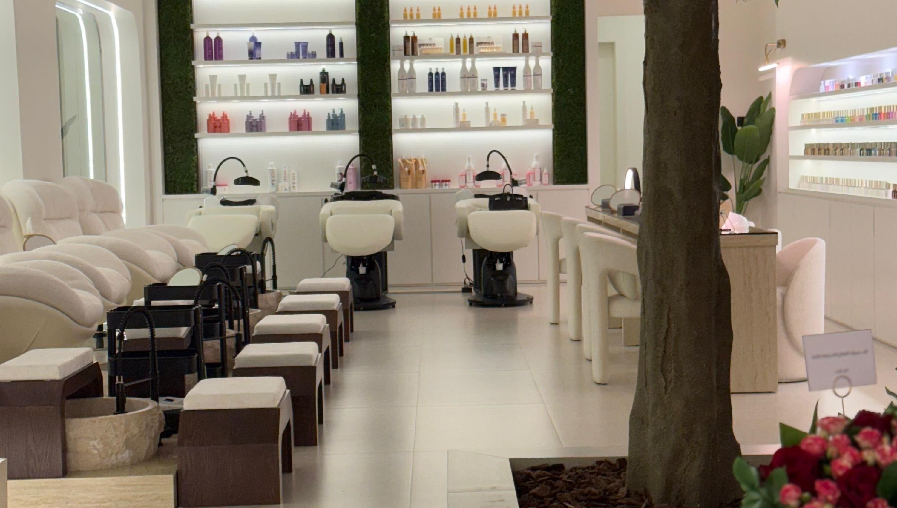 منطقة العلاج الجمالية في تاتش صالون وسبا، الرياض، SA تعرض كراسي تدليك ومنتجات عناية