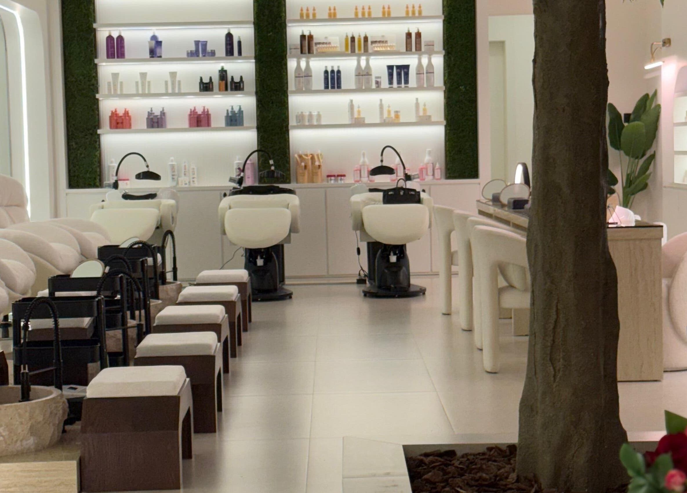 منطقة العلاج الجمالية في تاتش صالون وسبا، الرياض، SA تعرض كراسي تدليك ومنتجات عناية