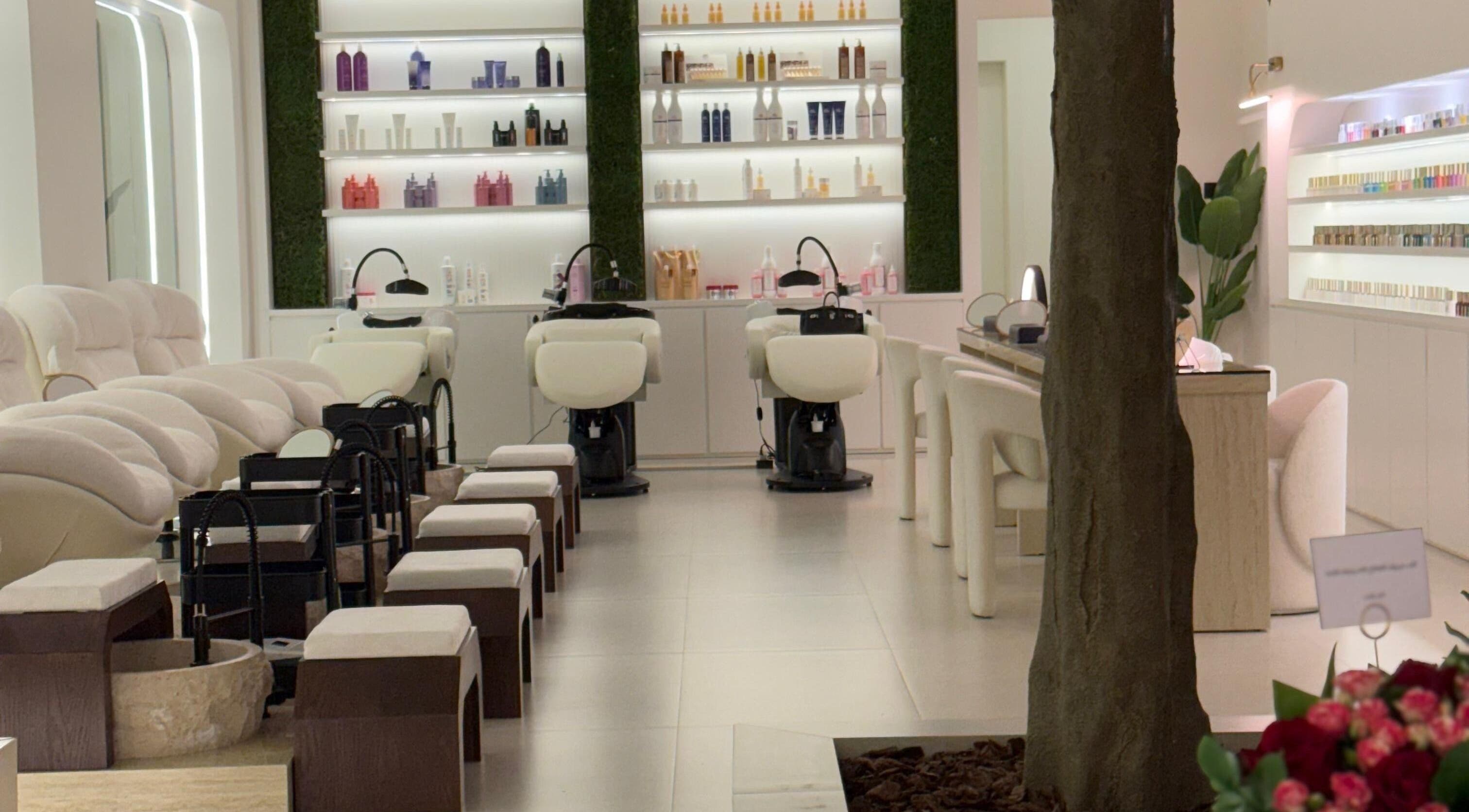 منطقة العلاج الجمالية في تاتش صالون وسبا، الرياض، SA تعرض كراسي تدليك ومنتجات عناية