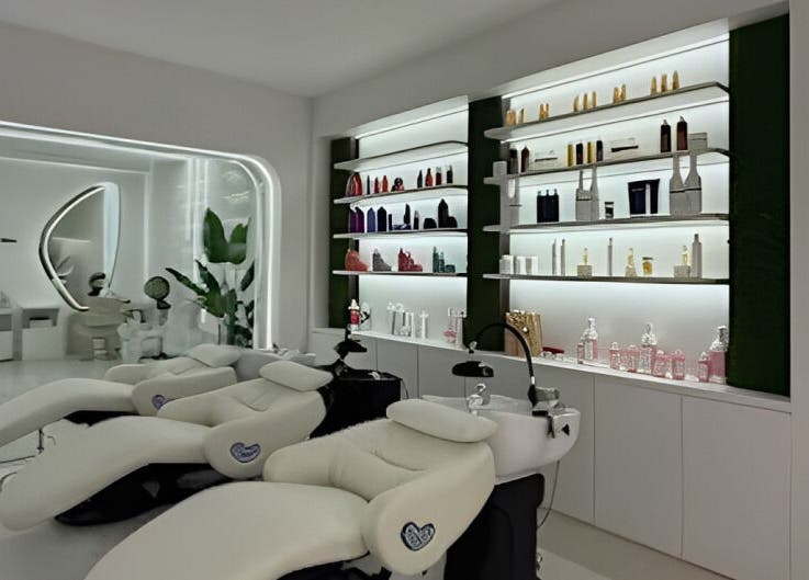 تصميم داخلي حديث في Touche Salon & Spa، الرياض، SA يعرض كراسي التجميل وإضاءة أنيقة.
