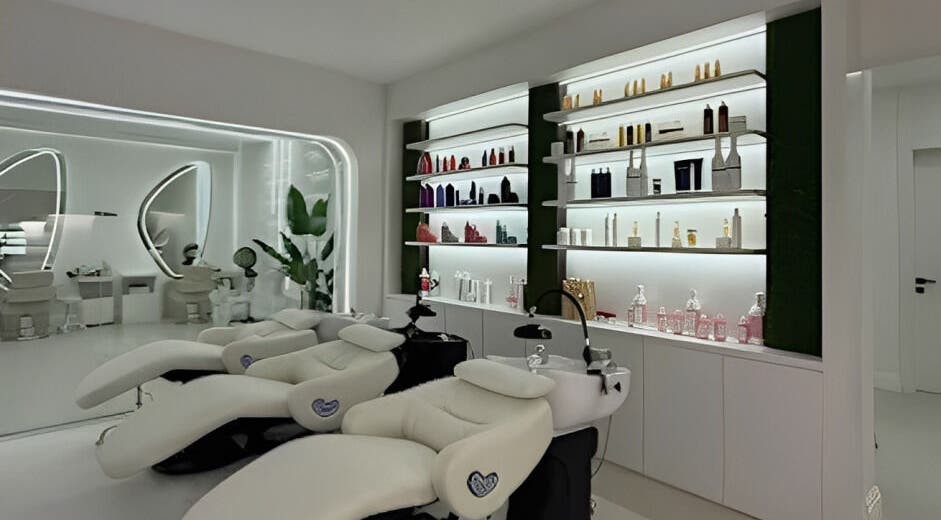 تصميم داخلي حديث في Touche Salon & Spa، الرياض، SA يعرض كراسي التجميل وإضاءة أنيقة.