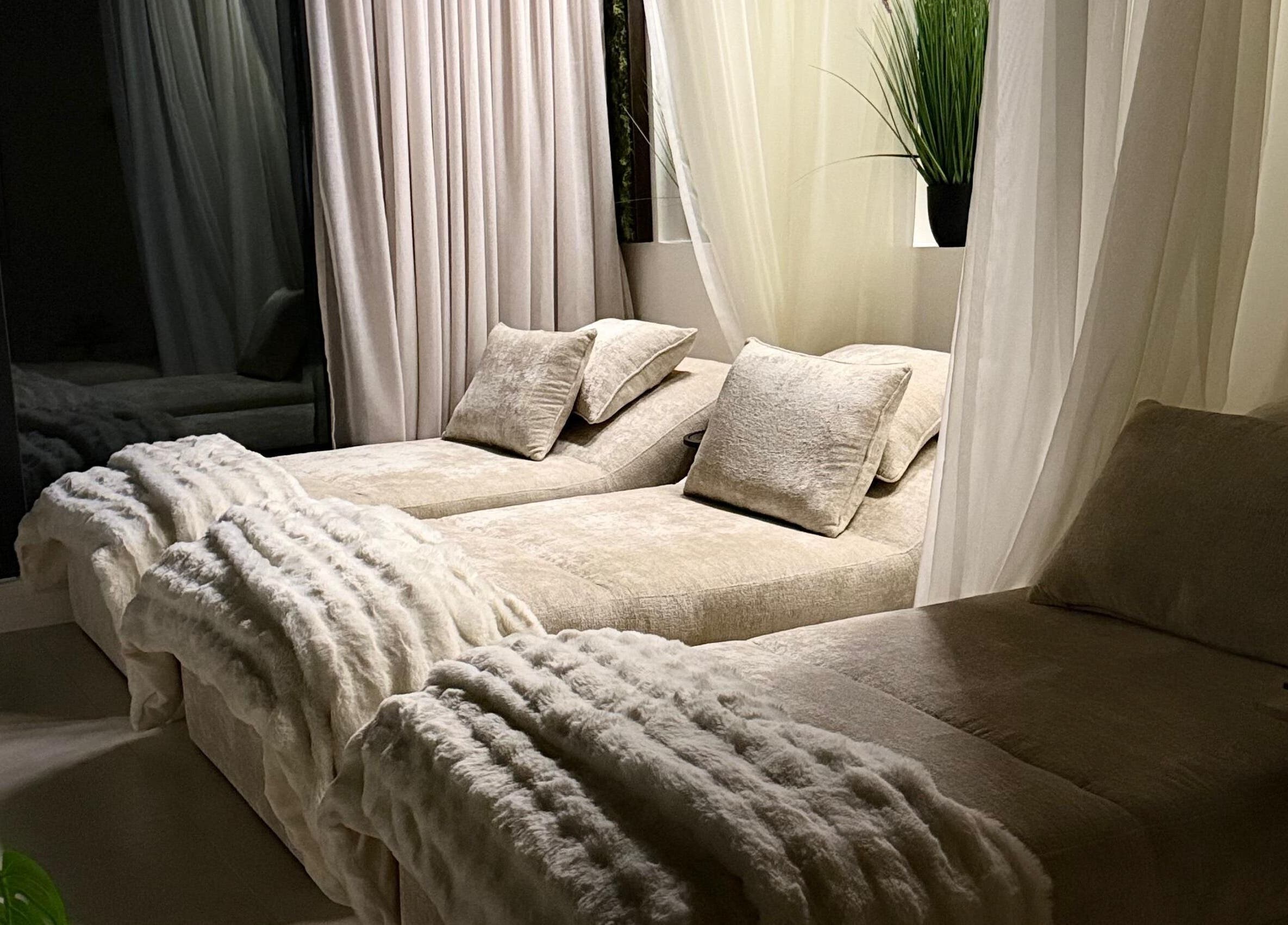 غرفة استرخاء فاخرة في Touche Salon & Spa، الرياض، SA، مع أسرّة مريحة وأجواء هادئة.