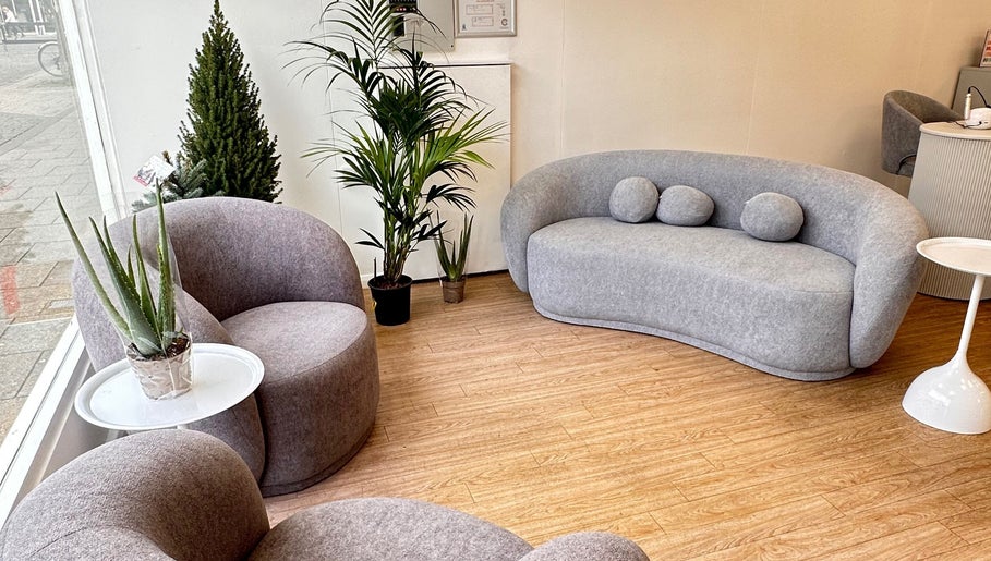 Modern lounge area at Vera Beauty & Aesthetic, Brighton And Hove, England, GB with stylish seating and plants.