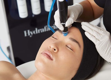 Facial treatment at Skin Health with Lauren in Doncaster, England, GB. Hydrafacial in progress.