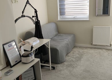 Elegancki gabinet w MK Beauty, Hartlepool, England, GB z sofą i certyfikatami.