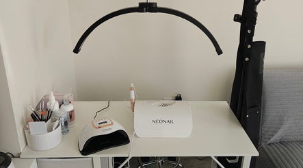 Stanowisko do paznokci w MK Beauty, Hartlepool, England, GB z nowoczesnym wyposażeniem do stylizacji.