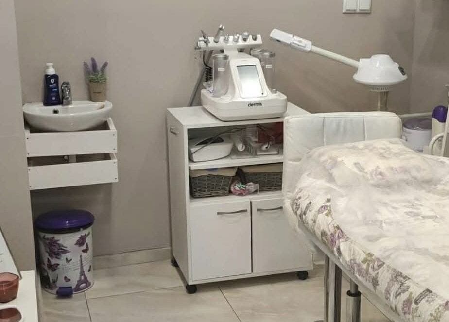 Козметична стая в Lubo Desire Beauty, София, Област София, BG с масажна маса и оборудване.