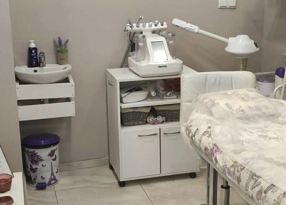 Козметична стая в Lubo Desire Beauty, София, Област София, BG с масажна маса и оборудване.