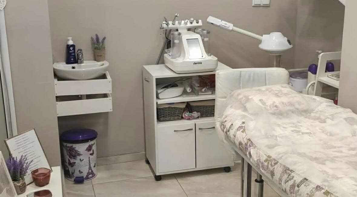 Козметична стая в Lubo Desire Beauty, София, Област София, BG с масажна маса и оборудване.