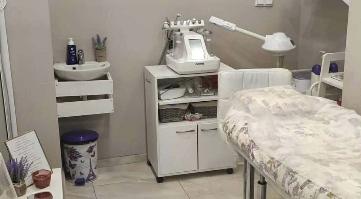 Козметична стая в Lubo Desire Beauty, София, Област София, BG с масажна маса и оборудване.