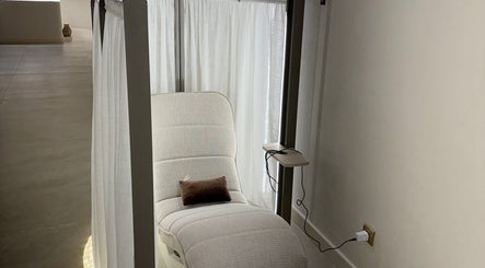 كرسي تدليك فاخر في Myomi Spa بالرياض، منطقة تتميز بالراحة والخصوصية.