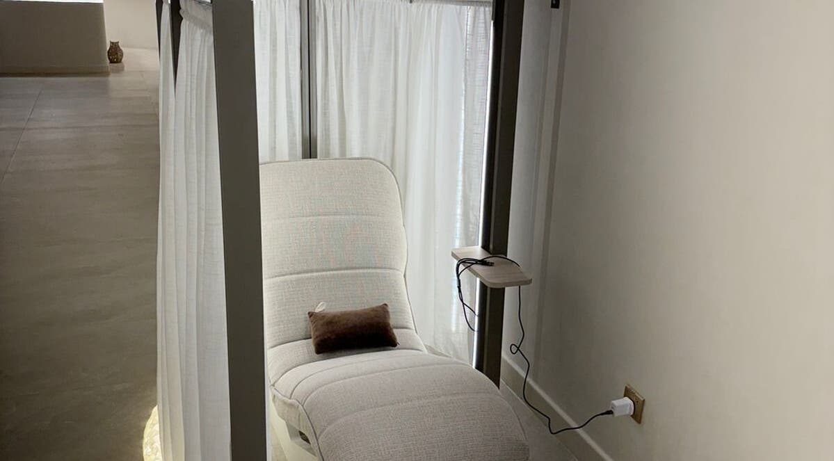 كرسي تدليك فاخر في Myomi Spa بالرياض، منطقة تتميز بالراحة والخصوصية.