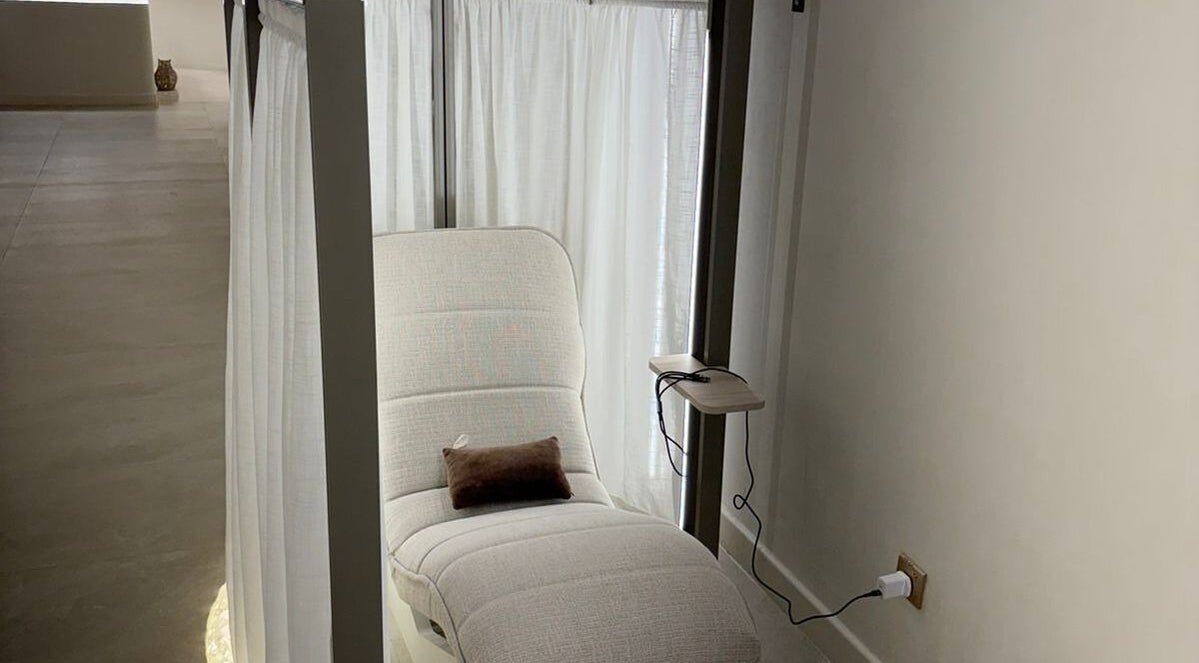 كرسي تدليك فاخر في Myomi Spa بالرياض، منطقة تتميز بالراحة والخصوصية.