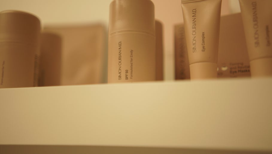 Luxe schoonheidsproducten bij Glow By Ems in Arkel, Zuid-Holland, NL.