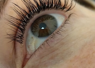 Close-up van mooi gestylde wimpers bij Glow By Ems, Arkel, Zuid-Holland, NL.