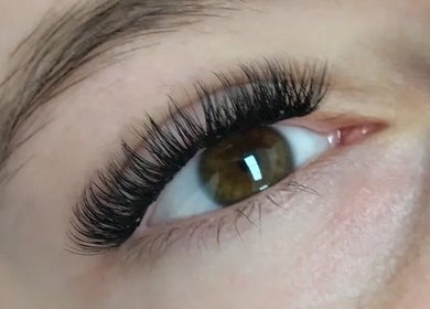 Close-up van elegante wimperextensions bij Glow By Ems, Arkel, Zuid-Holland, NL.