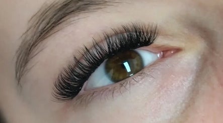 Close-up van elegante wimperextensions bij Glow By Ems, Arkel, Zuid-Holland, NL.