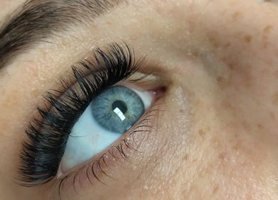 Close-up van wimperextensions bij Glow By Ems, Arkel, Zuid-holland, NL.