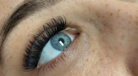 Close-up van wimperextensions bij Glow By Ems, Arkel, Zuid-holland, NL.