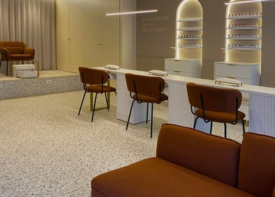 Interior moderno da NAILISH nails lounge em Porto, Porto, PT, com assentos confortáveis e decoração elegante.