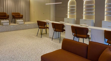 Interior moderno da NAILISH nails lounge em Porto, Porto, PT, com assentos confortáveis e decoração elegante.