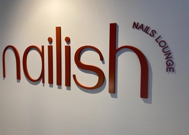 Logotipo da NAILISH nails lounge em parede branca, Porto, Porto, PT.