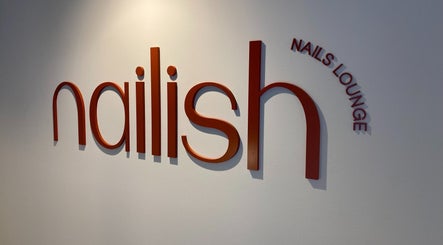 Logotipo da NAILISH nails lounge em parede branca, Porto, Porto, PT.
