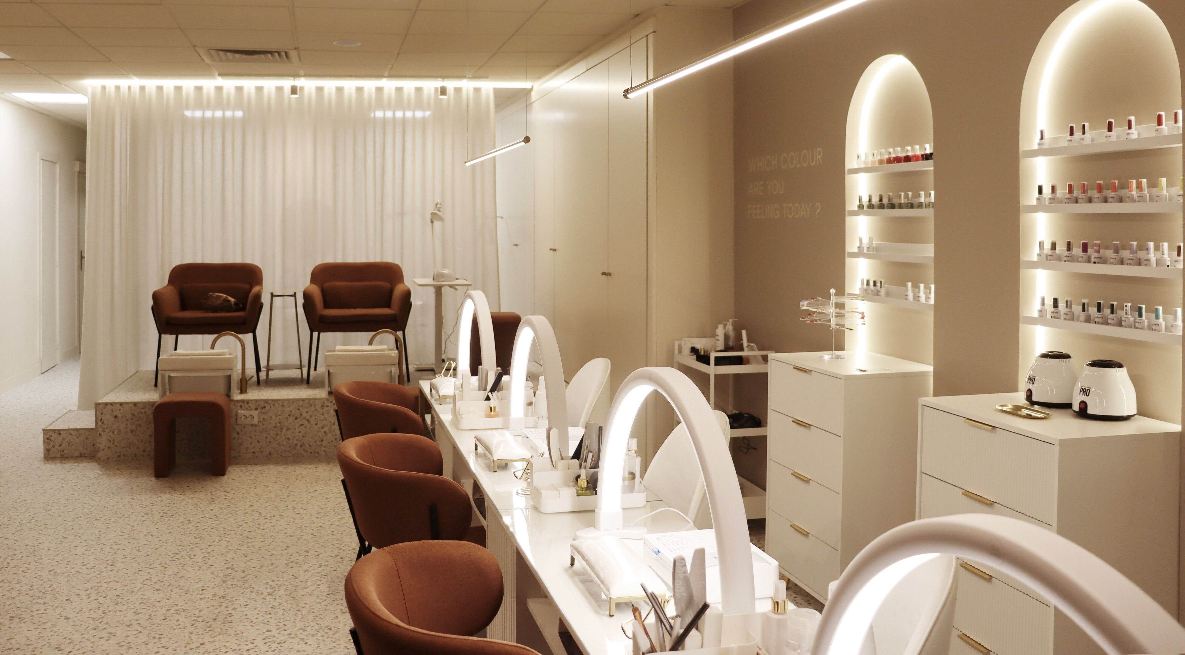 Interior do Nailish Nails Lounge em Porto, Porto, PT, com elegante espaço de manicura.