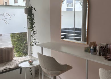 Stilvolles Interieur bei Die verborgene Schönheit, Bietigheim-bissingen, Baden-württemberg, DE mit Spiegel und Pflanzen.