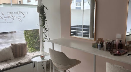 Stilvolles Interieur bei Die verborgene Schönheit, Bietigheim-bissingen, Baden-württemberg, DE mit Spiegel und Pflanzen.