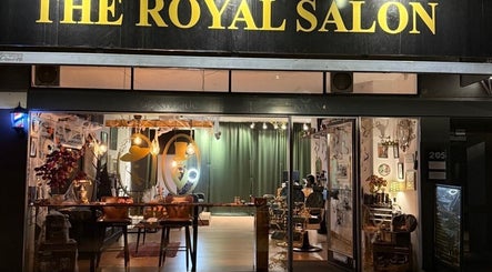 Indgangen til The Royal Salon, Søborg, DK, oplyst om aftenen med stilfuld interiør.