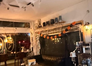 Hyggelig Halloween-indretning på The Royal Salon, Søborg, DK, med varme lys og festlige dekorationer.