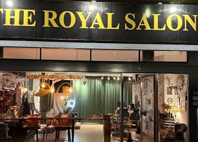 Elegant indgang til The Royal Salon i Søborg, DK med inviterende belysning og stilfuld indretning.