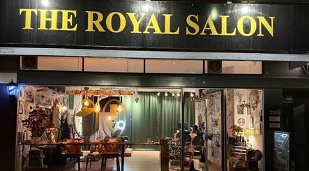 Elegant indgang til The Royal Salon i Søborg, DK med inviterende belysning og stilfuld indretning.