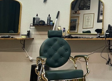 Stilfuldt interiør på The Royal Salon i Søborg, DK med luksus frisørstol og spejle.