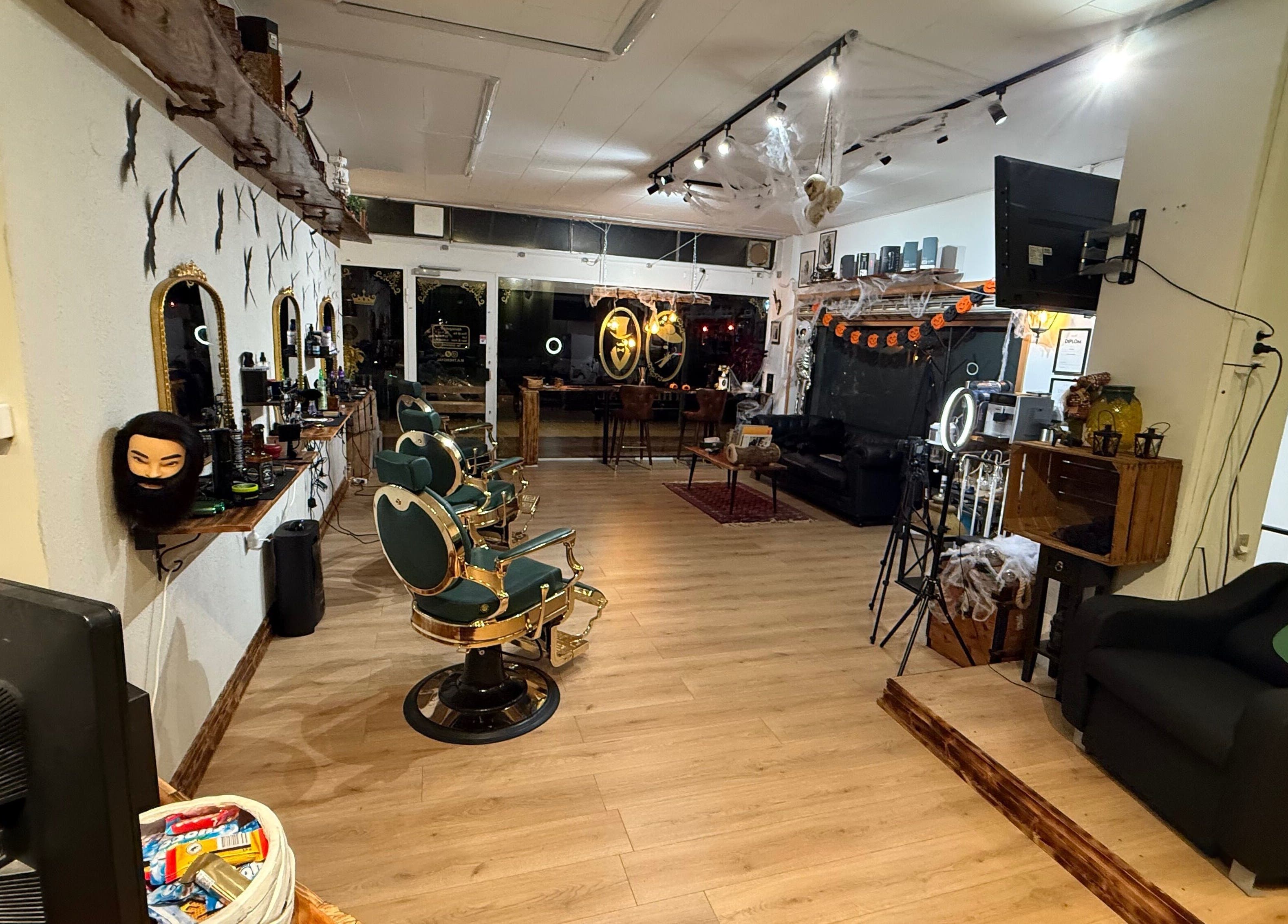 Indretning hos The Royal Salon i Søborg, DK med stilfulde stole og spejle.