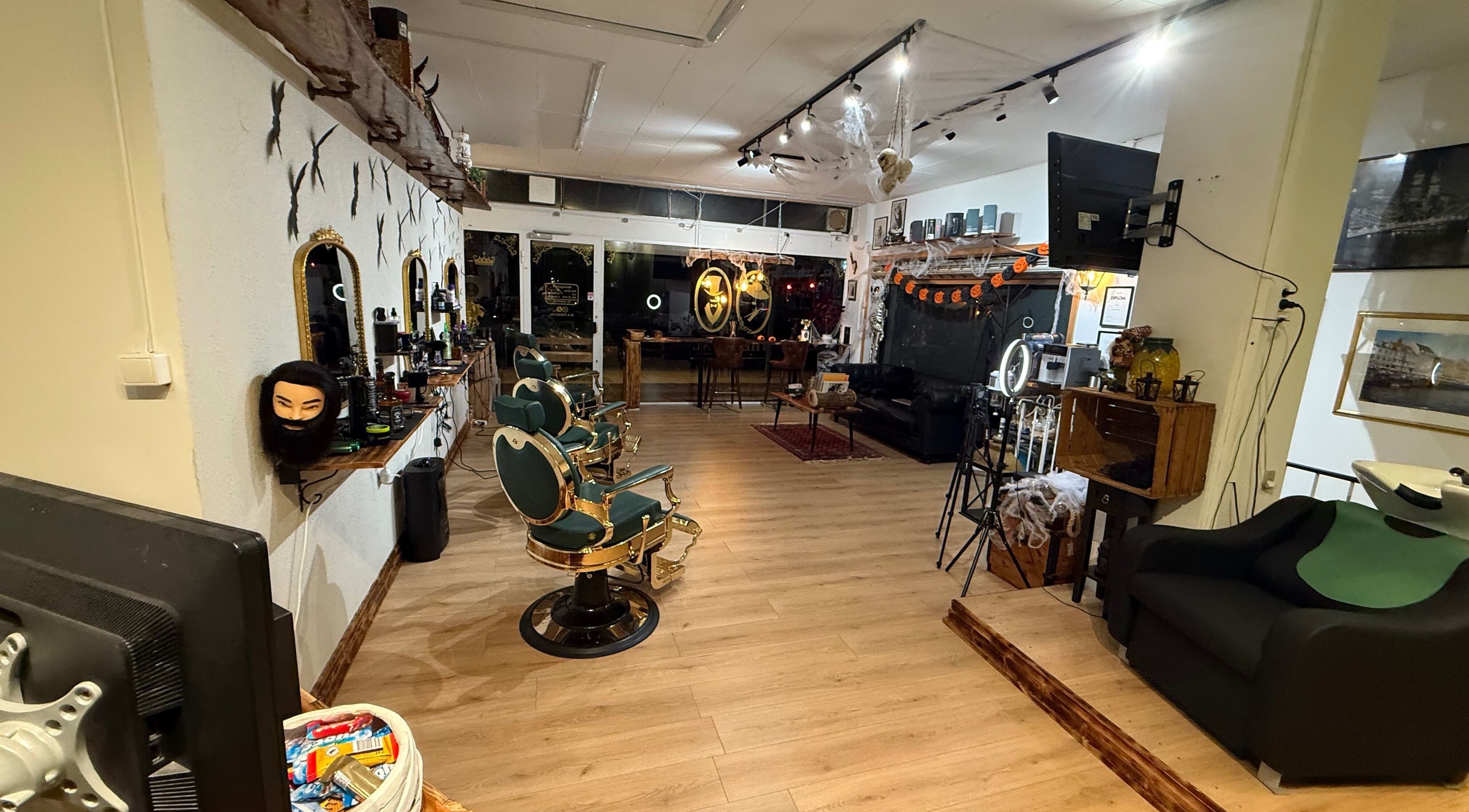 Indretning hos The Royal Salon i Søborg, DK med stilfulde stole og spejle.