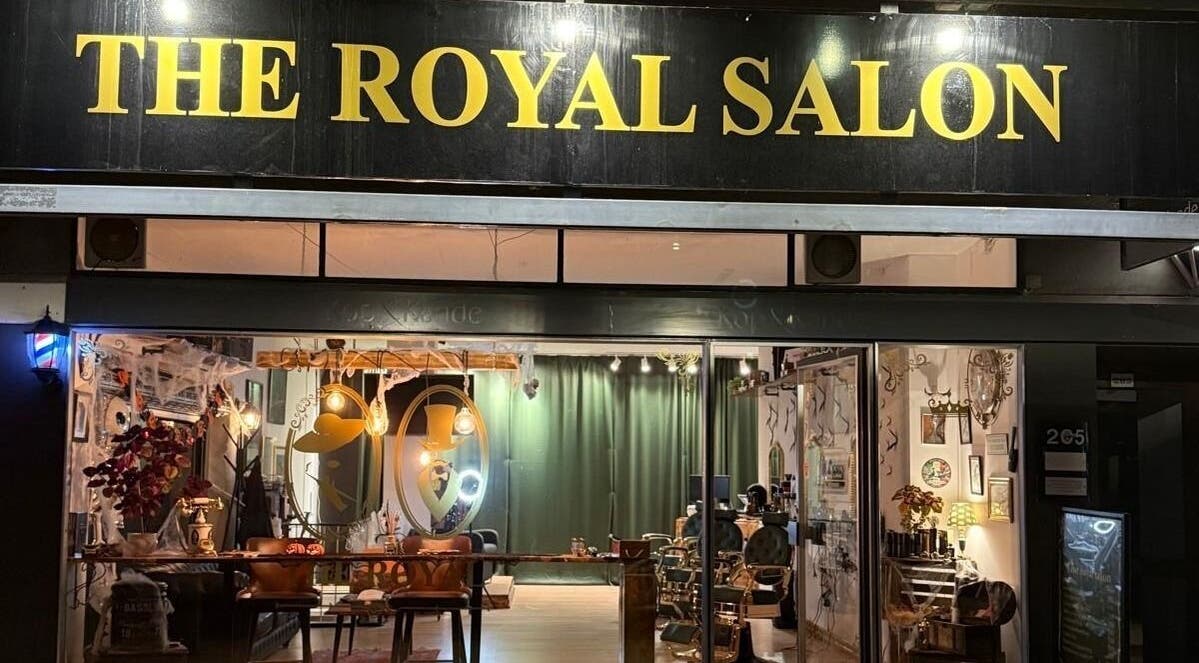 Elegant facade af The Royal Salon i Søborg, DK, der udstråler luksus og stil i indretningen.